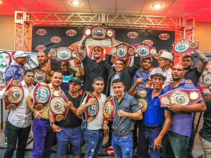 El presidente de la Organización Mundial de Boxeo (OMB), Francisco “Paco” Valcárcel, encabezó el homenaje a Ruiz. (Especial)