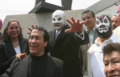 Luchadores rinden homenaje al 'Perro' Aguayo