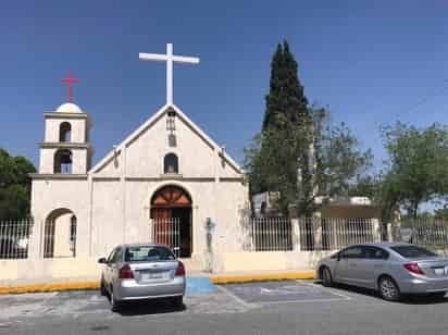 Las imágenes muestran que el ladrón se persignó antes de entrar al salón donde los jóvenes asistentes a la jornada tenían sus mochilas para saquearlas. (EL SIGLO)
