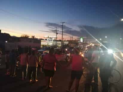 Vecinos de la colonia José Revueltas bloquearon el periférico en Lerdo exigiendo atención por falta de agua.