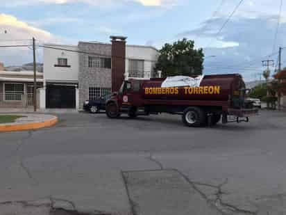 Los bomberos tienen más trabajo para repartir agua en las colonias, por el calor. (EL SIGLO DE TORREÓN)