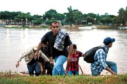 Autoridades en México reportaron el lunes el descubrimiento de una organización de tráfico de migrantes a gran escala que utiliza plataformas de tráileres disimuladas como entregas para empresas grandes. (ARCHIVO)