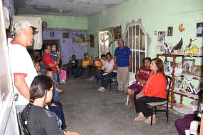 La alcaldesa de Lerdo, María Luisa González Achem, se reunió con habitantes de la colonia San Isidro. (EL SIGLO DE TORREÒN / MA. ELENA HOLGUÍN)