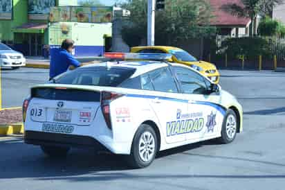 Con operativos contra los sobornos a los agentes de Vialidad, además de reformas al reglamento de Vialidad y Movilidad Urbana, busca el Municipio de Torreón mejorar la dinámica vial. (EL SIGLO DE TORREÓN)