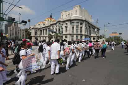 El egresado de la Facultad de Medicina de la UNAM detalló que en la reunión que duró más de tres horas se redactaron los oficios relacionados con la seguridad de los pasantes, con las irregularidades en los montos de las becas y con el retraso en la asignación de plazas. (NOTIMEX)