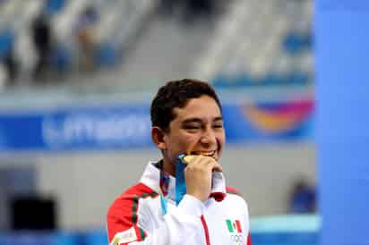 El joven Kevin Berlín se llevó los aplausos tras ganar la medalla de oro en plataforma 10 metros. (EFE)