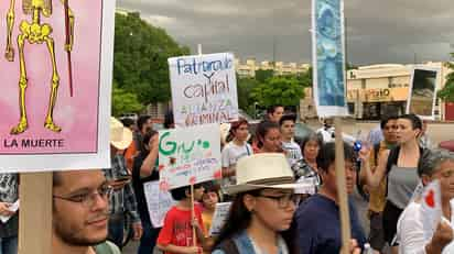 En la imagen se observan protestas de personas que se manifiestan por la nula solución al derrame tóxico de hace cinco años. (NOTIMEX)