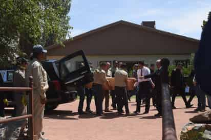 Familiares y personal funerario trasladan los restos de la maestra Elsa Mendoza, este jueves, al panteón Recinto de la Oración en Ciudad Juárez. (EFE)