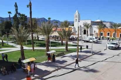 Una vez inaugurada la feria, los stands permanecerán en la Plaza Principal durante los tres días de fiesta. (ARCHIVO)