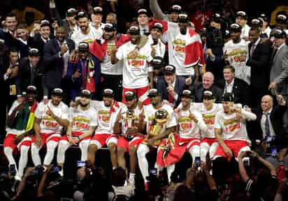 Los campeones Raptors de Toronto, ya sin el estelar Kawhi Leonard, disputarán el primer juego de la temporada el 22 de octubre cuando reciban a los Pelicans de Nueva Orleáns y a Zion Williamson. (ARCHIVO)