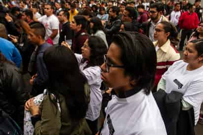 Las personas con estudios superiores a la secundaria tienen más limitantes para insertarse en el mercado laboral, porque la oferta requiere menos competencias, es decir, están sobrecalificados. (ARCHIVO)