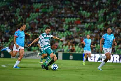 La sinaloense Isela Ojeda impacta el balón para marcar el primer tanto del partido. (ERNESTO RAMÍREZ)