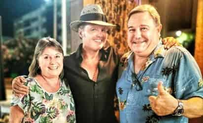 En la cuenta de Instagram del lugar llamado Chiringuito El Madero, compartieron una foto donde aparece el cantante acompañado de los padres del actor. (INSTAGRAM)