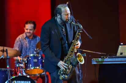 Presentación. El escenario del Teatro Isauro Martínez recibió el talento de Los Dorados en una noche llena de jazz, blues y rock. (EL SIGLO DE TORREÓN/ Ernesto Ramírez)
