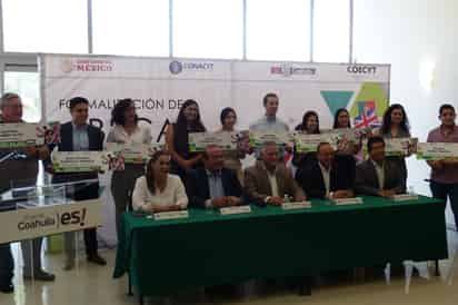 Ayer se hizo la entrega de becas a los 10 jóvenes que estudiarán una maestría en el extranjero.