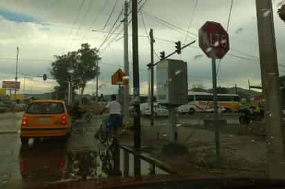 Es importante aumentar la distancia de seguridad, manejar despacio y mantener las luces encendidas al circular bajo la lluvia. (EL SIGLO DE TORREÓN)