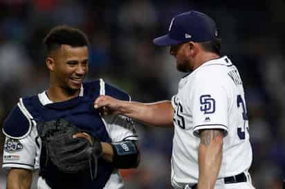 Kirby Yates (d) colgó el cero en la novena entrada y llegó a 38 salvamentos en la temporada. (AP)