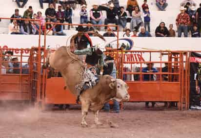 Las montas de toros de reparo siempre otorgan un alto grado de adrenalina, pero en este evento además se incluirán montas de yeguas y potros, una exhibición de floreo, escaramuzas y barrileras. (ARCHIVO)