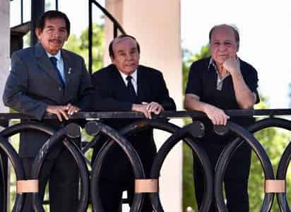 Contentos. Jaime Jiménez, Lorenzo Martín del Campo y Albino Barrios se reunieron en la Plaza de Armas de Torreón. (EL SIGLO DE TORREÓN)