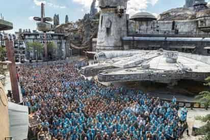 La saga Star Wars ha cobrado vida desde este jueves en Orlando, en el centro de Florida, donde abrió sus puertas el parque temático Galaxy's Edge. (ESPECIAL)