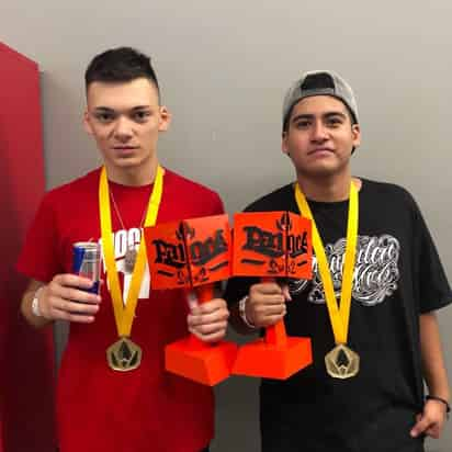 Talento. Cacha y Dominic mostrando su triunfo en el evento Pangea, celebrado en Ciudad de México. (CORTESÍA / Red Bull Batalla de los Gallos)