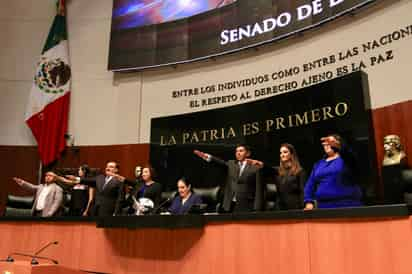 Mónica Fernández (c) durante la toma de protesta de la Mesa del Senado de la República. (AGENCIAS)