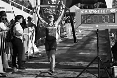 Sara Roel cruzó en solitario la META para coronarse ganadora absoluta dentro de la modalidad del Triatlón Olímpico, que contó con gran asistencia de atletas locales y foráneos. (JESÚS GALINDO) 