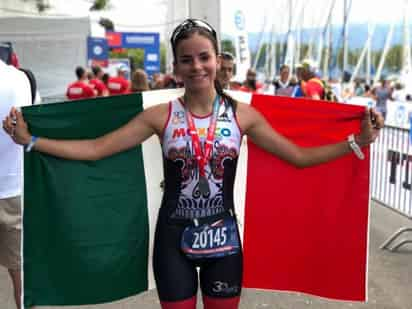 Orgullosa, portando la bandera de México, la lagunera Fátima Alanís Miñarro luce su medalla de bronce, en la prueba del Triatlón Olímpico.(FMTRI)