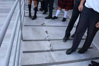 Rampas de acceso universal del Centro de Convenciones de Torreón ya lucen con los pisos agrietados y con partes faltantes. (EL SIGLO DE TORREÓN)