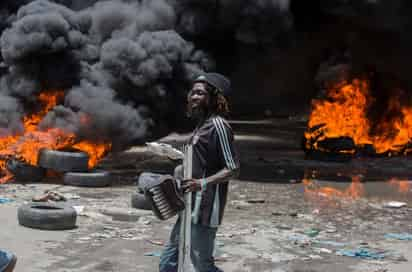 El incendio de neumáticos y las barricadas fueron medidas que tomaron los manifestantes para expresar su desacuerdo ante escasez. (EFE)