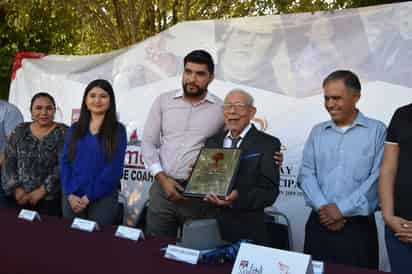 Ayuntamiento le entregó un reconocimiento al señor Roberto. (EL SIGLO DE TORREÓN/MARY VÁZQUEZ)