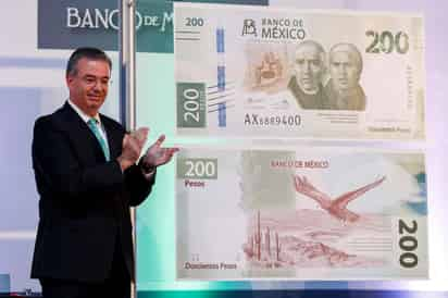 El gobernador del Banco de México, Alejandro Díaz de León, presenta el nuevo billete de 200 pesos durante un acto celebrado por el Banco de México este lunes, en Ciudad de México. (EL UNIVERSAL)