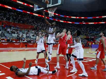 Estados Unidos derrotó en tiempo extra 93-92 a Turquía en el partido del grupo E del Mundial de basquetbol. (EFE)