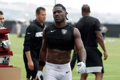 Antonio Brown pudiera ser suspendido por los Raiders, después que el receptor publicó en redes una carta donde se le decía que sería multado por el equipo. (AP)