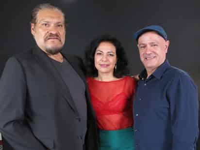 Equipo. Los actores Joaquín Cosío y Giovanna Zacarías, con el director Alejandro Springall. (AP)