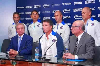 Junto a Víctor Garcés (i) y Alfredo Álvarez (d), directivos celestes, así como su cuerpo técnico, el uruguayo fue oficialmente anunciado como el nuevo timonel de Cruz Azul. (JAM MEDIA)