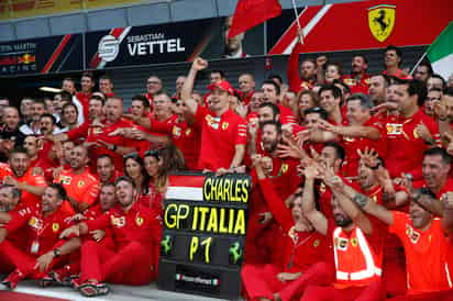 Charles Leclerc (c) celebra con el equipo de Ferrari tras ganar el domingo el Gran Premio de Italia. (AP)