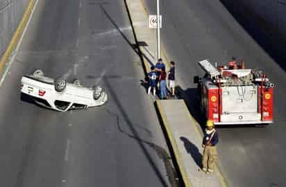 Elementos de Tránsito y Vialidad se encargaron de dar fluidez a la zona y cerrar el paso a desnivel en ambos sentidos. (EL SIGLO DE TORREÓN)