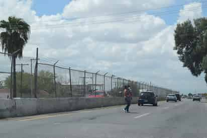 Pese al riesgo al que se exponen las personas, no utilizan el puente peatonal que la empresa repuso y construyó mejor. (EL SIGLO DE TORREÓN/MARY VÁZQUEZ)