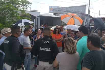 Habitantes de la calle Nuevo México intentaron abrir el paso peatonal de Residencial Santa Elena, cerrado desde el año 2014. (FERNANDO GONZÁLEZ)