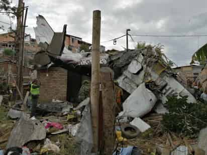 Los restos del avión quedaron sobre el tejado de varias viviendas del barrio Junín, situado cerca de la pista del aeropuerto. (ESPECIAL)
