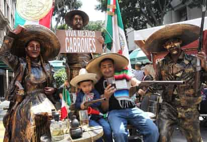 Las festividades se extendieron por toda la zona aledaña y en la Alameda Central, grupos de personas llegaron con cometas para unirse a las celebraciones. (EFE)
