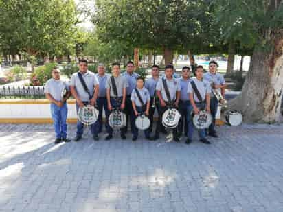 Banda de Guerra de exalumnos del Instituto 18 de Marzo. (VIRGINIA HERNÁNDEZ)