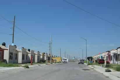 Algunas de esas casas se construyeron en espacios irregulares,   donde hay paso de gasoductos o problemas de drenaje, de agua y en ocasiones con materiales de baja calidad. (ESPECIAL)