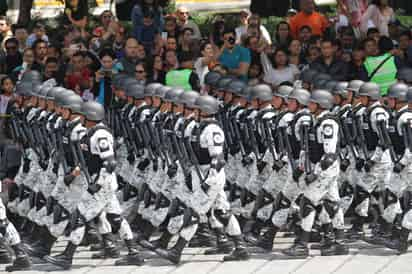 Por casi 60 minutos, de los 100 que duró la procesión, el Ejecutivo aplaudió y festejó el debut de la Guardia Nacional, así como el desfile de sus ideas y programas sociales en carros alegóricos. (NOTIMEX)