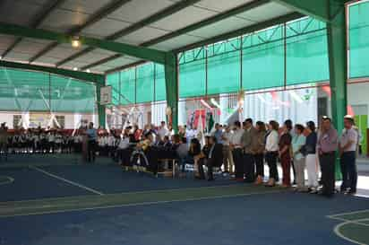 Al interior del predio, donde reciben clases de lunes a viernes, más de 440 alumnos, fueron remodeladas las canchas de usos múltiples, los sanitarios, pasillos, la instalación eléctrica, además de trabajos de impermeabilización y pintura de las aulas.
(EL SIGLO DE TORREÓN)