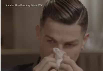 Cristiano Ronaldo rompió en llanto cuando en una entrevista vio imágenes de su fallecido padre José Dinis Aveiro. (ESPECIAL)