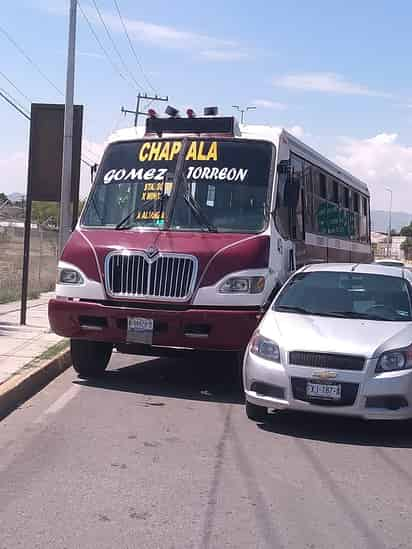 Choca camión de 'los rojos' por el desnivel 11-40. (EL SIGLO DE TORREÓN)