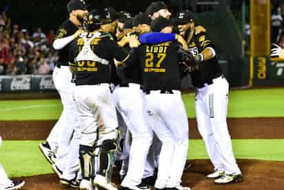 Celebran jugadores de Leones de Yucatán tras la victoria. (CORTESÍA) 