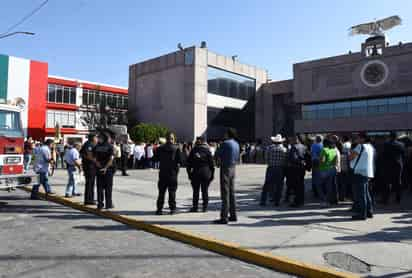 La alarma sonó a las 10:00 horas y los funcionarios tuvieron que dejar todo en el escritorio para salir del edificio en forma inmediata, atendiendo las disposiciones de Protección Civil, ante un simulacro de evacuación por sismo. (JESÚS GALINDO)